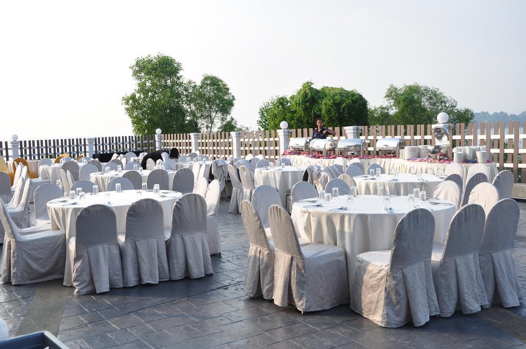 Klana Beach Resort Петалинг Джая Екстериор снимка
